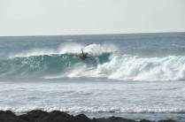 Surfistas aproveitam as ondas ainda pequenas da North Shore de Oahu, no Havaí